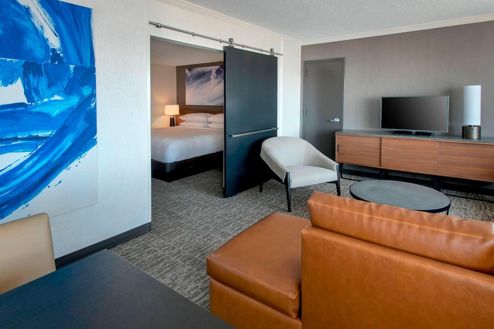 Newark Liberty International Airport Marriott 18/45
