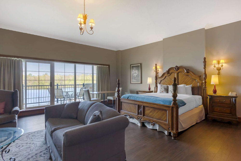 غرفة سيغنتشر بسرير كينج مع أريكة بحوض جاكوزي، Christies Mill Waterfront Resort and Spa 8/10