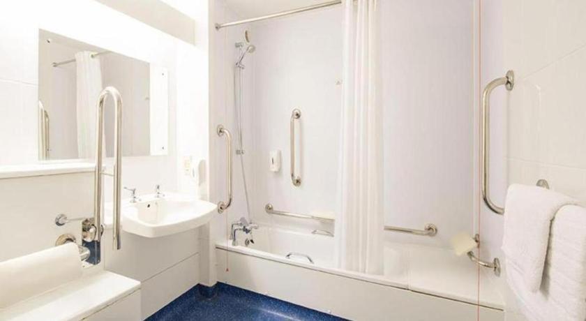 Travelodge Wakefield Woolley Edge M1 Northbound 20/20