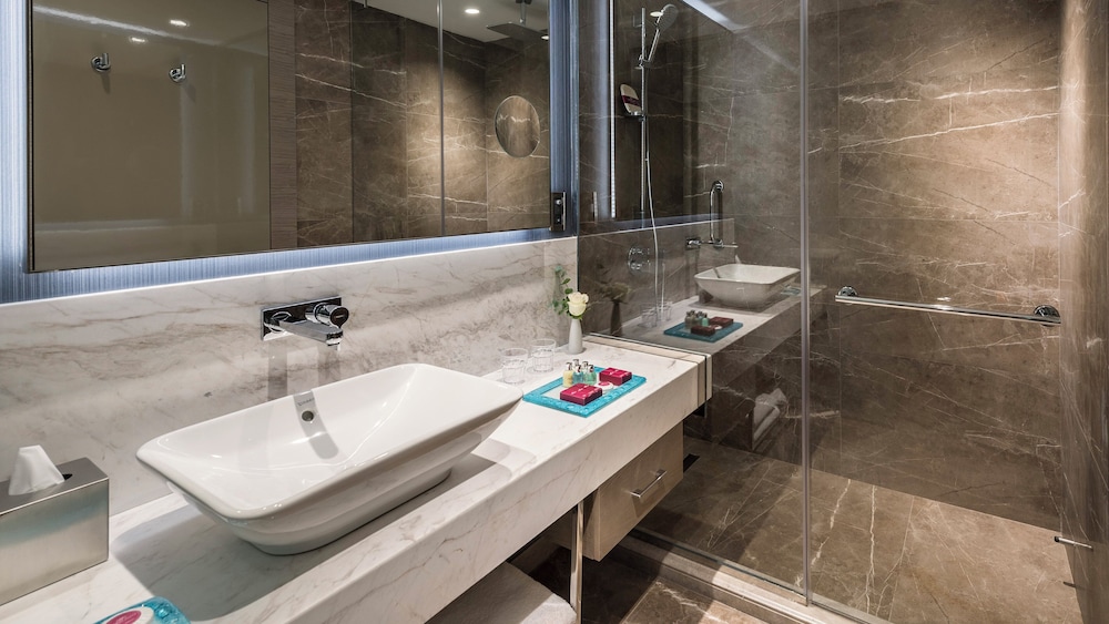 Premium, Twin Beds, Lateral Side Sea View, Sofa, Crowne Plaza Istanbul - Florya 6/10