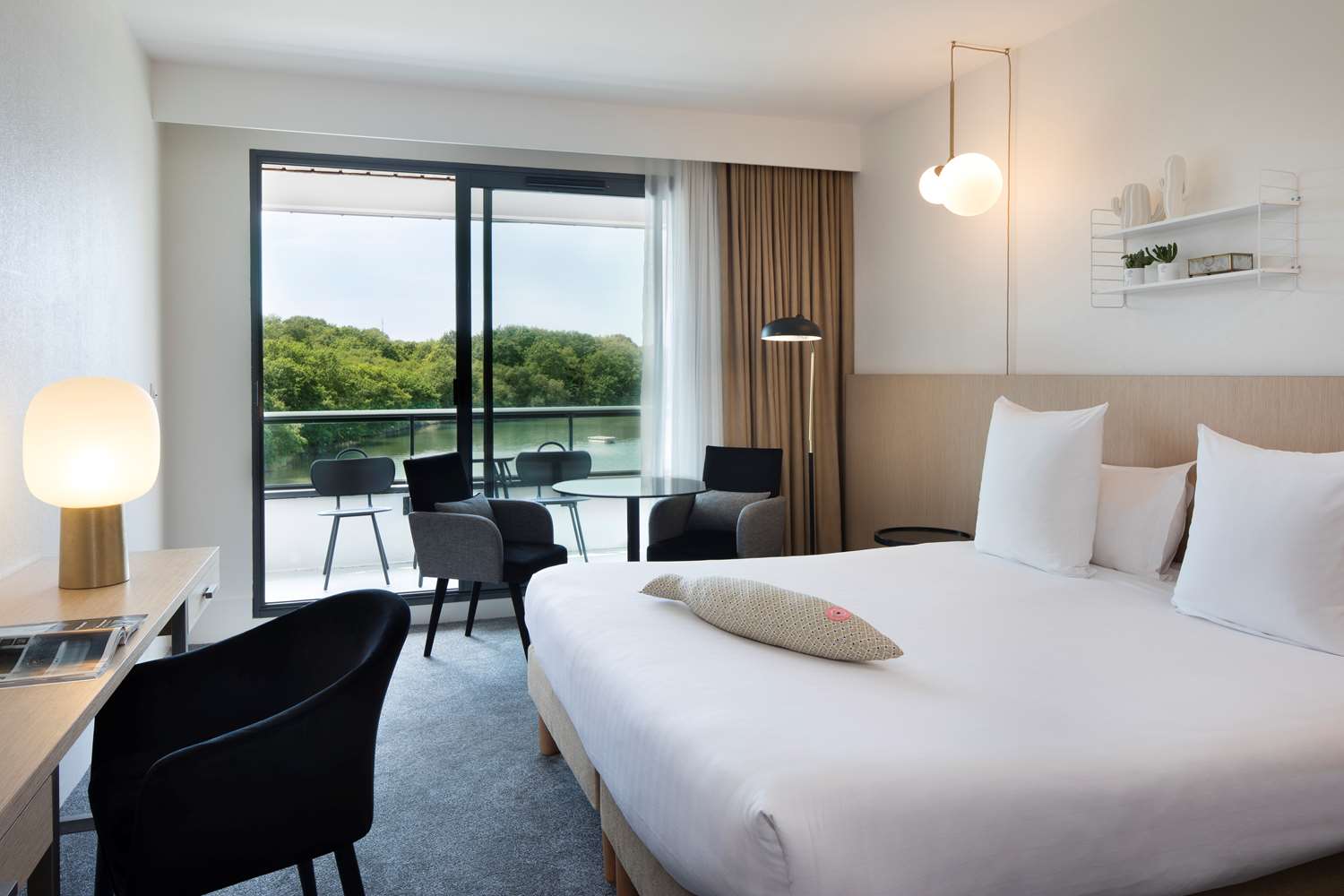 Super, Twin Beds, Queen Bed, Lake View