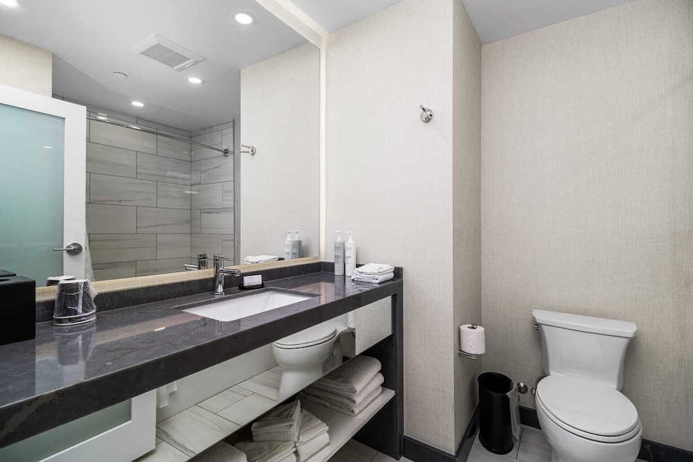 2 Bedrooms, Suite, 1 King and 2 Queen Beds, Falls View، Embassy Suites By Hilton Niagara Falls Fallsview 3/5