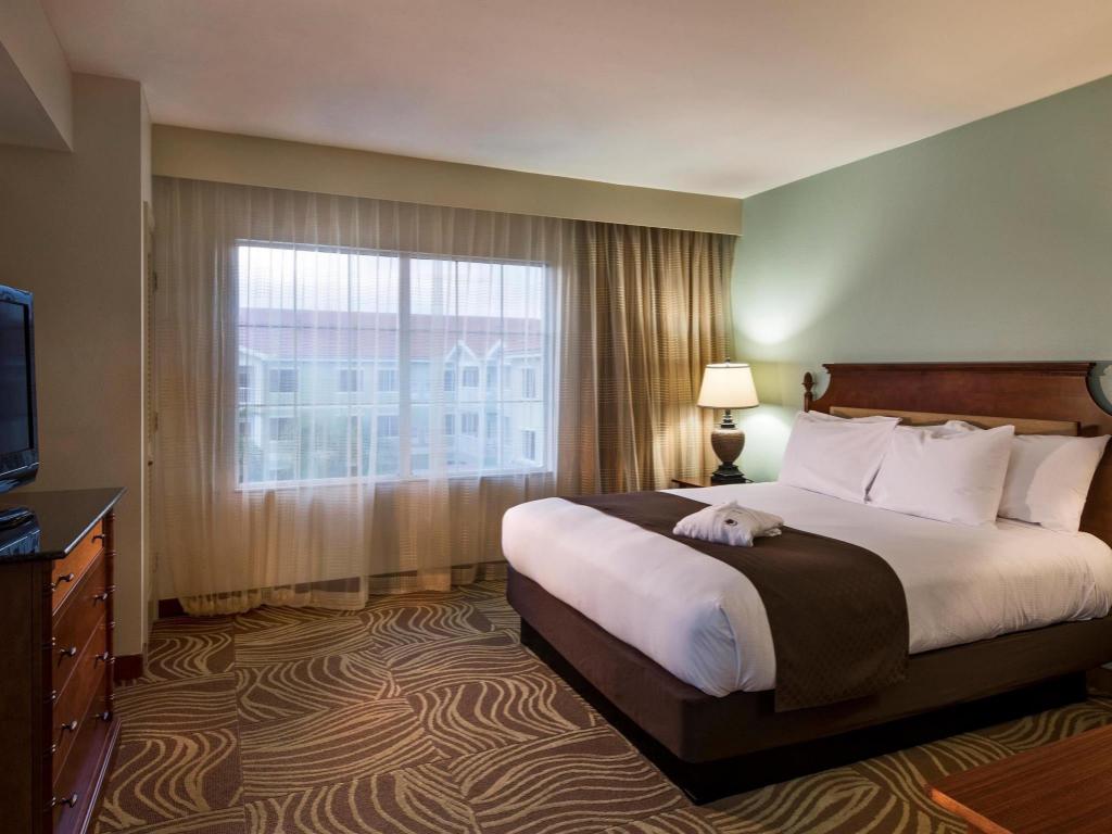 1 BEDROOM, SUITE, KING BED, JETTED TUB