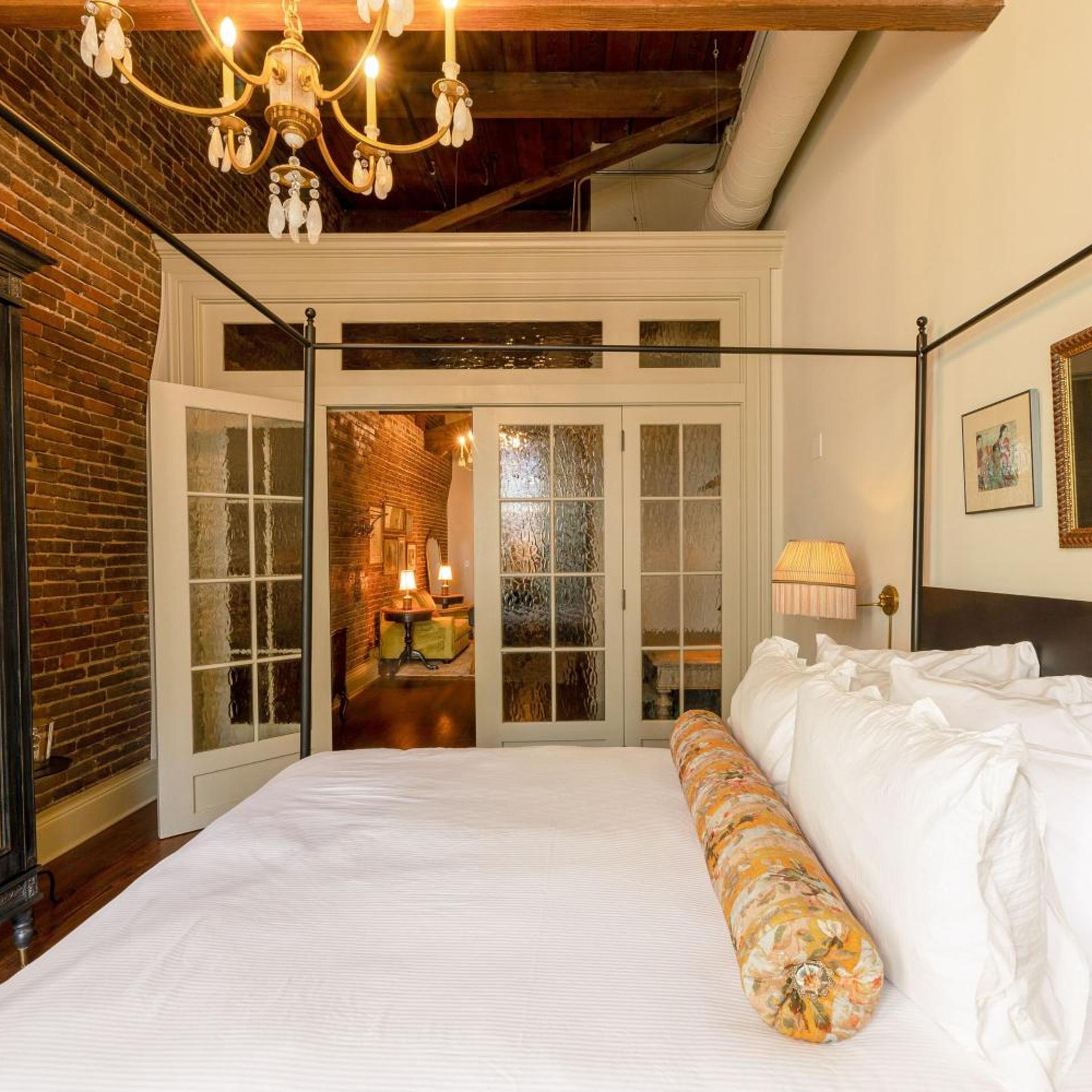 Luxury, Suite, Queen Bed, Street View