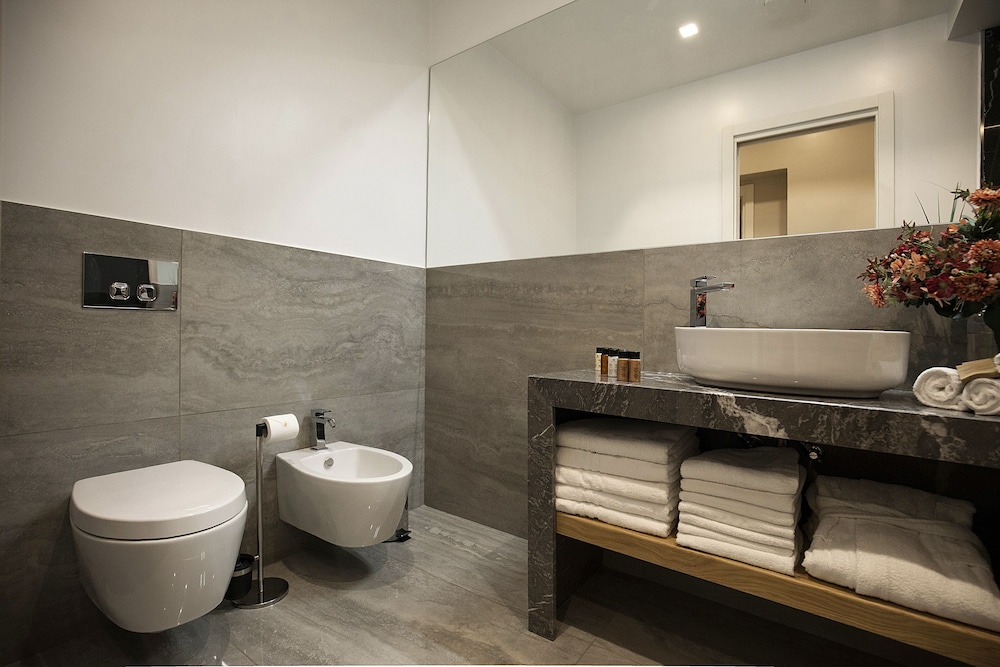 Roman Holidays Boutique Hotel 61/69