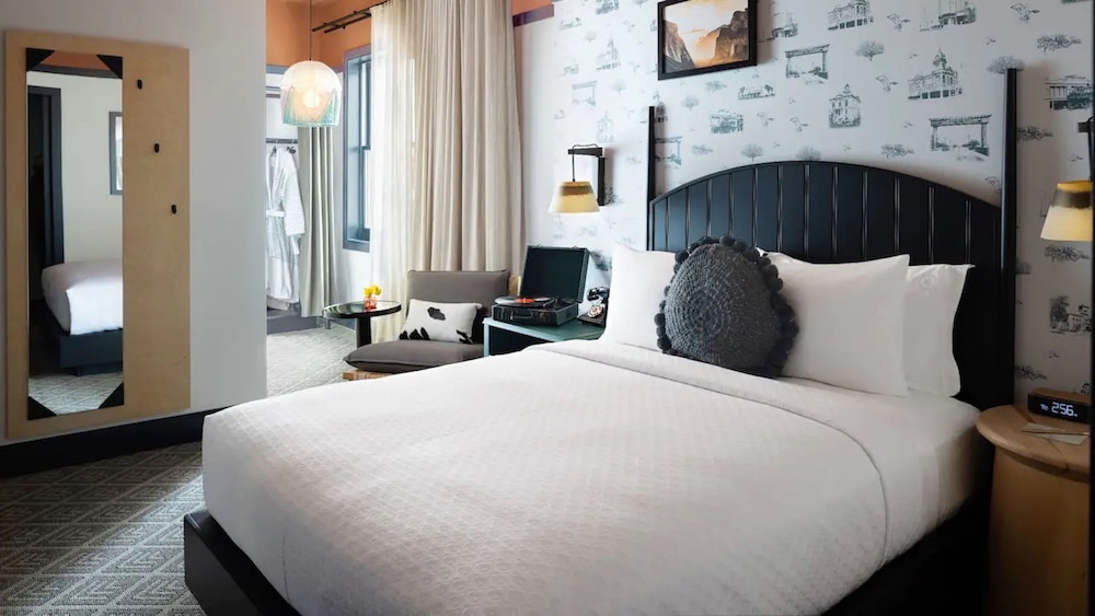 Suite, King Bed, Sofa