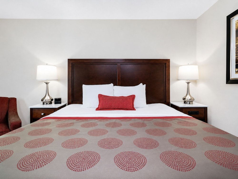 غرفة بزنس بسرير كينج، Ramada By Wyndham Minneapolis Golden Valley 4/6