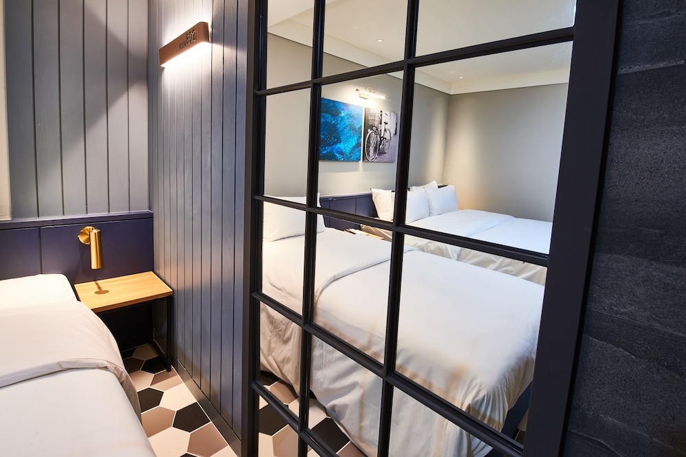 West In Hotel 50/50