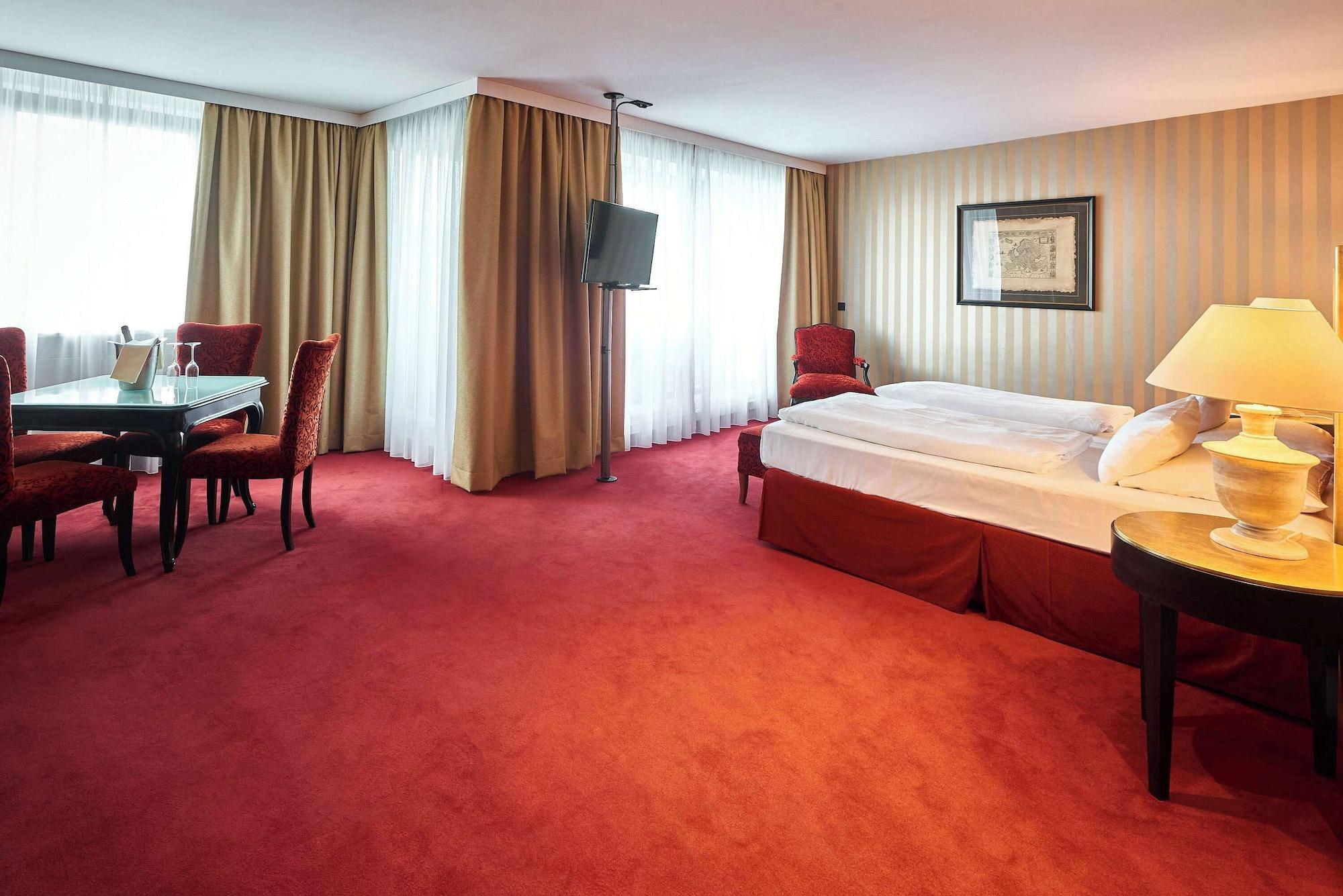 Suite, Multiple Beds, Living Area, Balcony