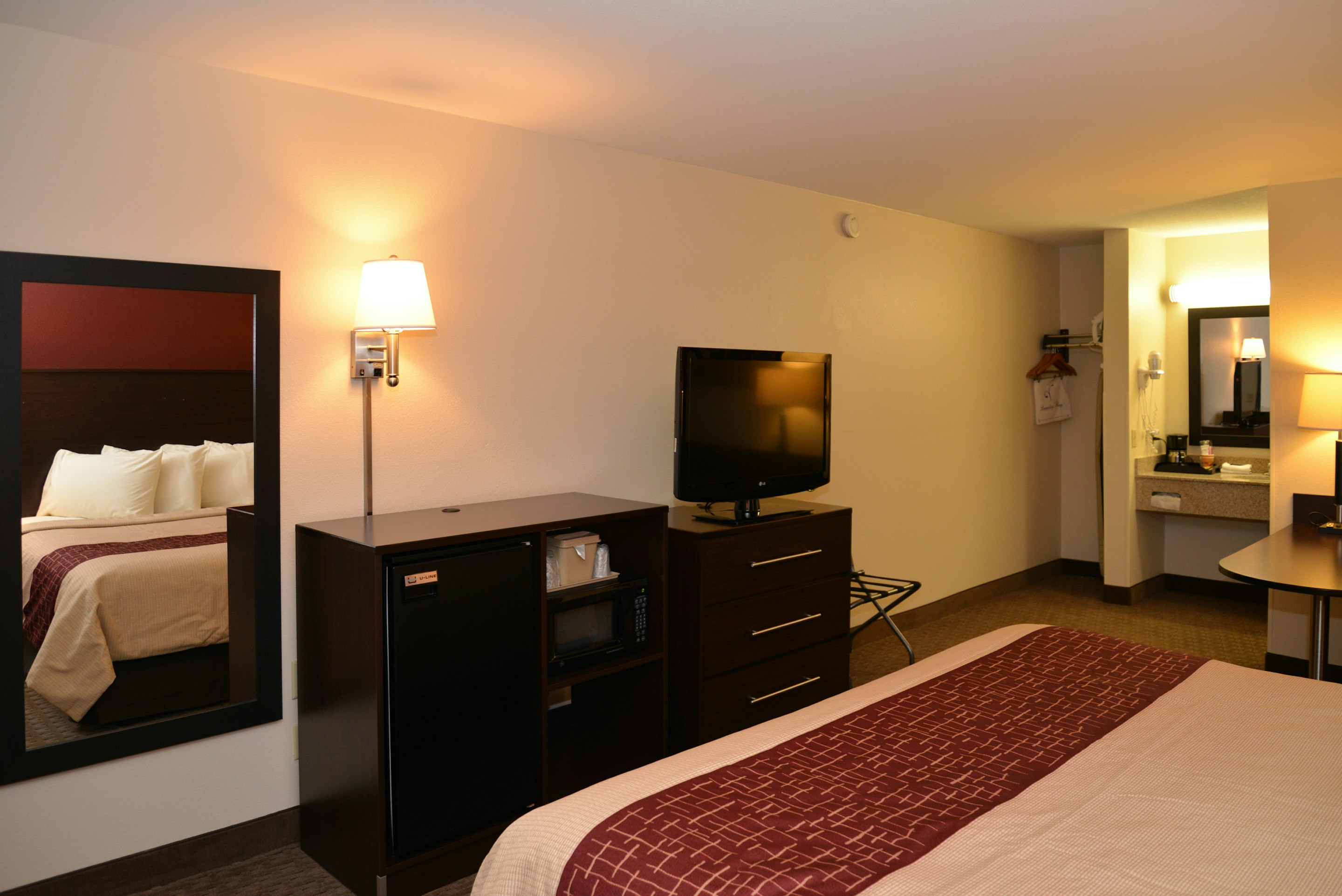 Deluxe, King Bed, Accessible, Red Roof Inn Cookeville - Tennessee Tech 4/6