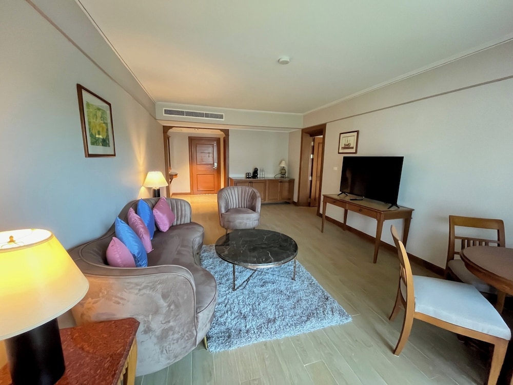 Amora Beach Resort Phuket 51/75