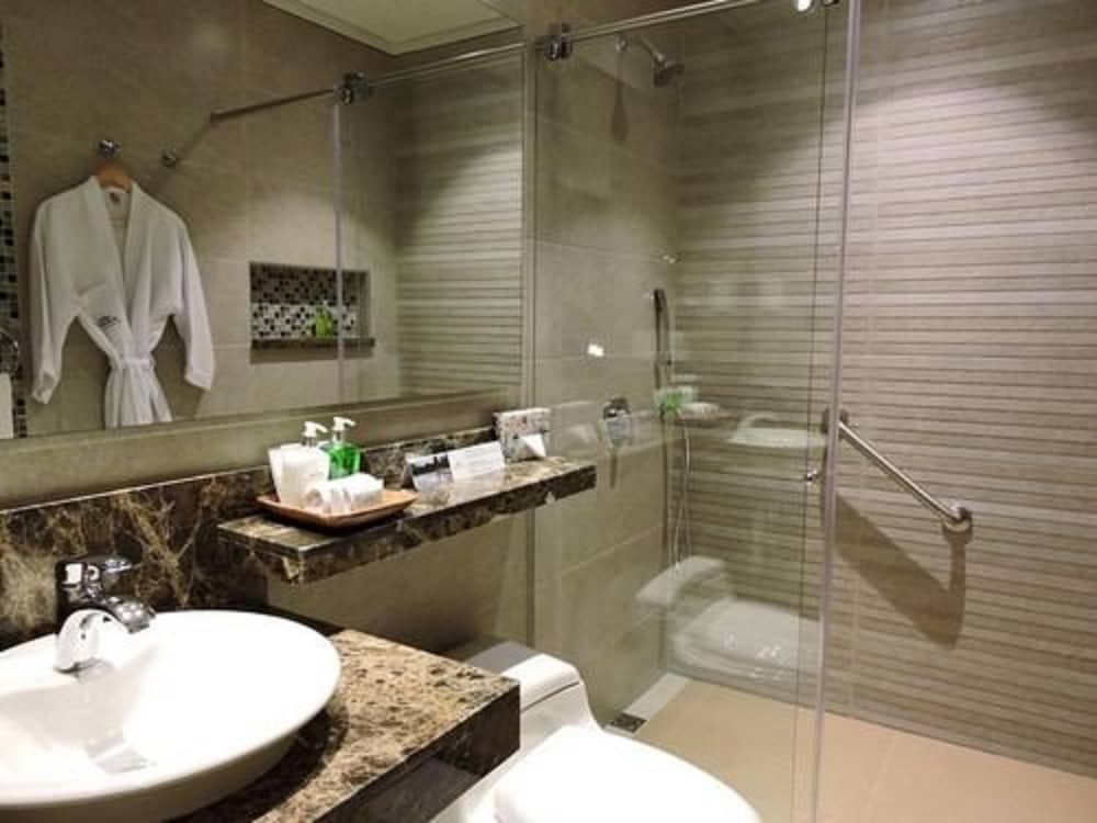 Hotel Plaza Suites 65/65