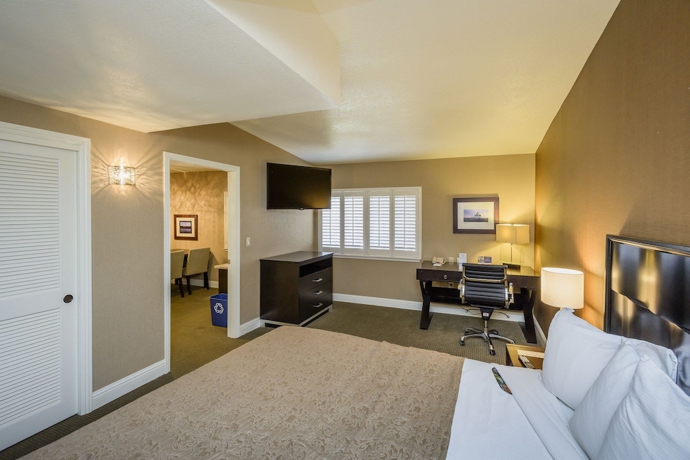 Lions Gate Hotel 24/44