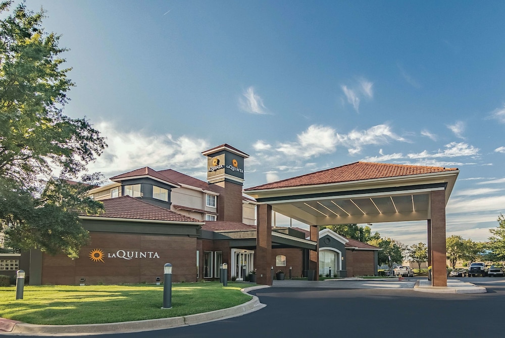 La Quinta Inn & Suites by Wyndham Alexandria Airport 1/48