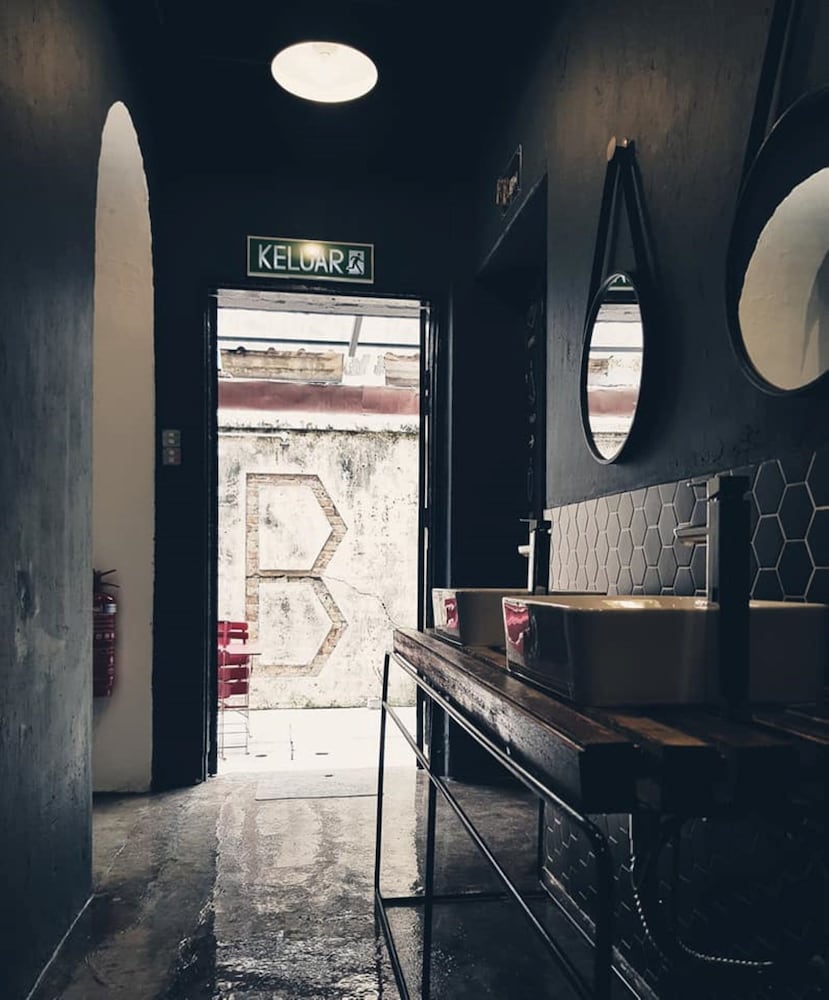 The Brownstone Hostel & Space 7/50