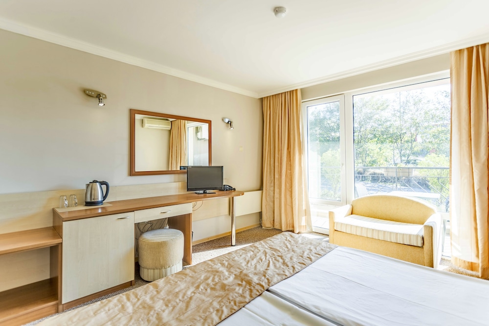 Selena Beach Hotel 24/68