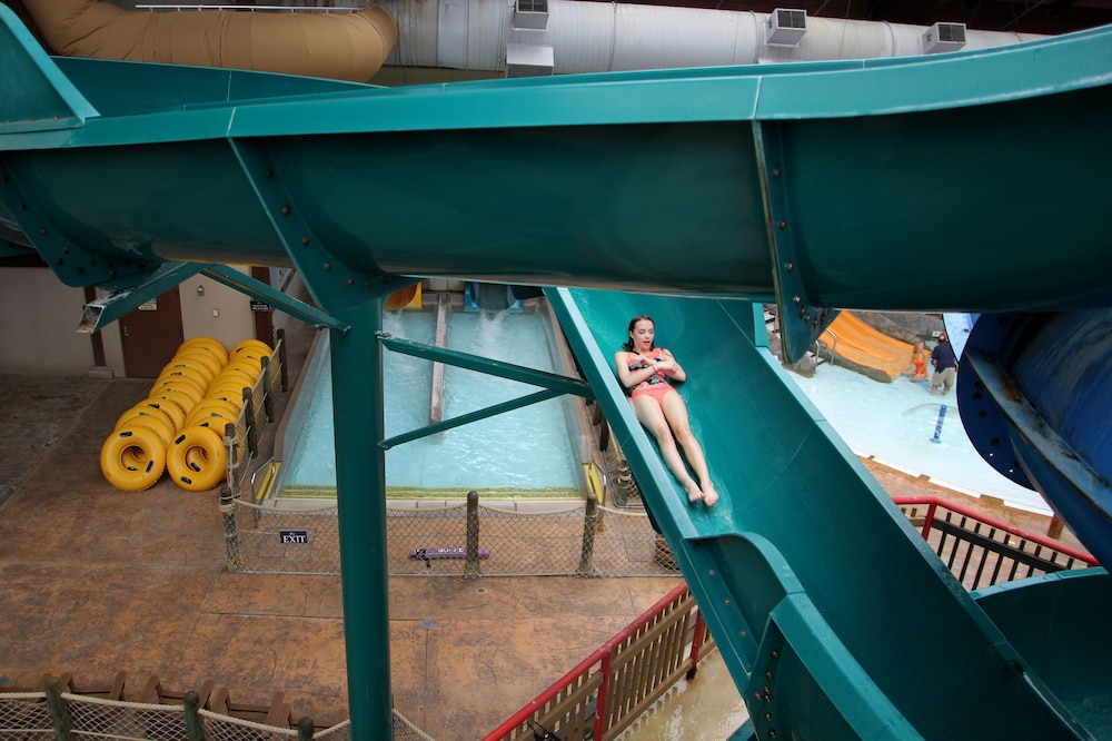 Six Flags Great Escape Lodge Indoor Waterpark 16/50