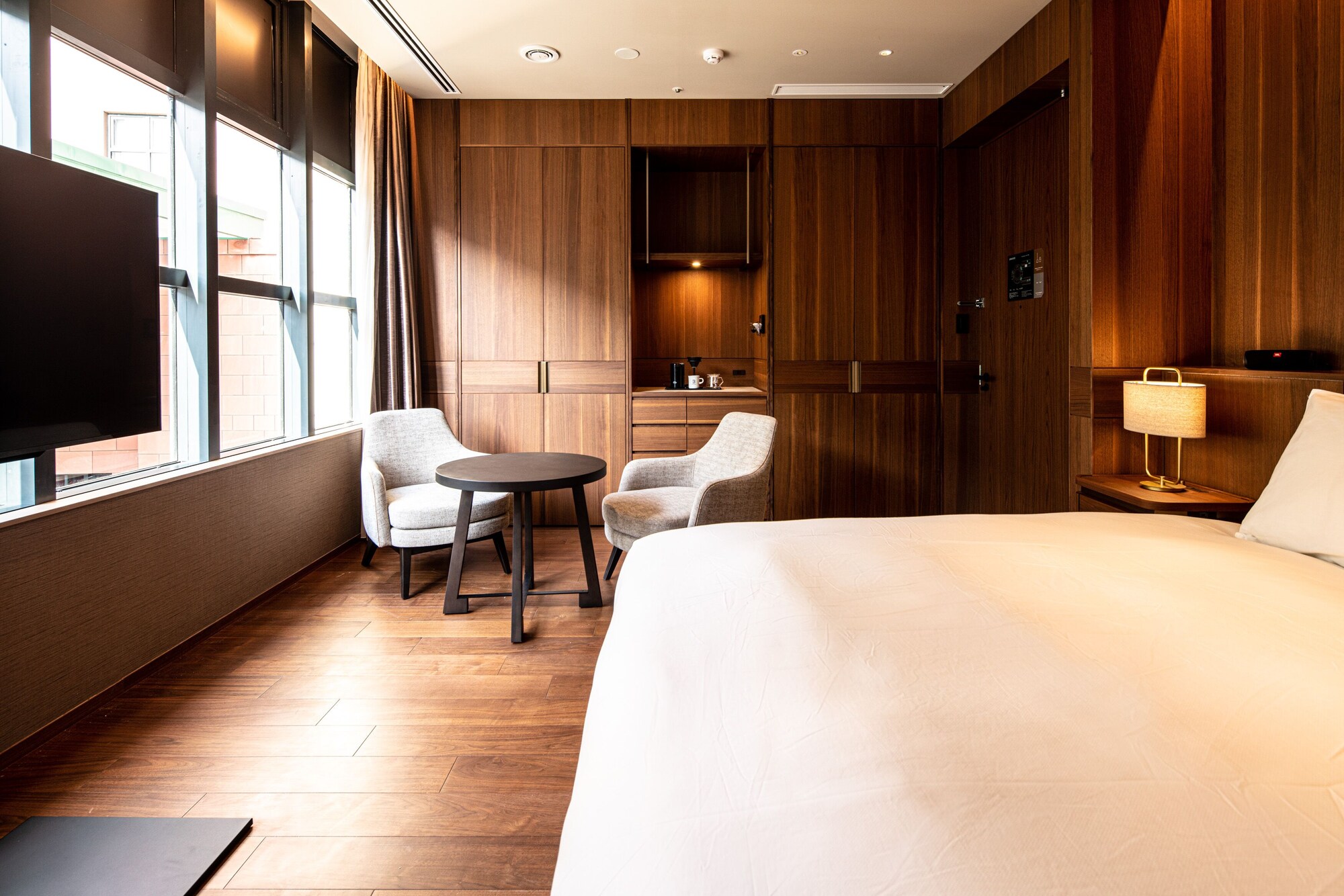Episode 2, Executive, Single, Queen Bed, Club Lounge Access