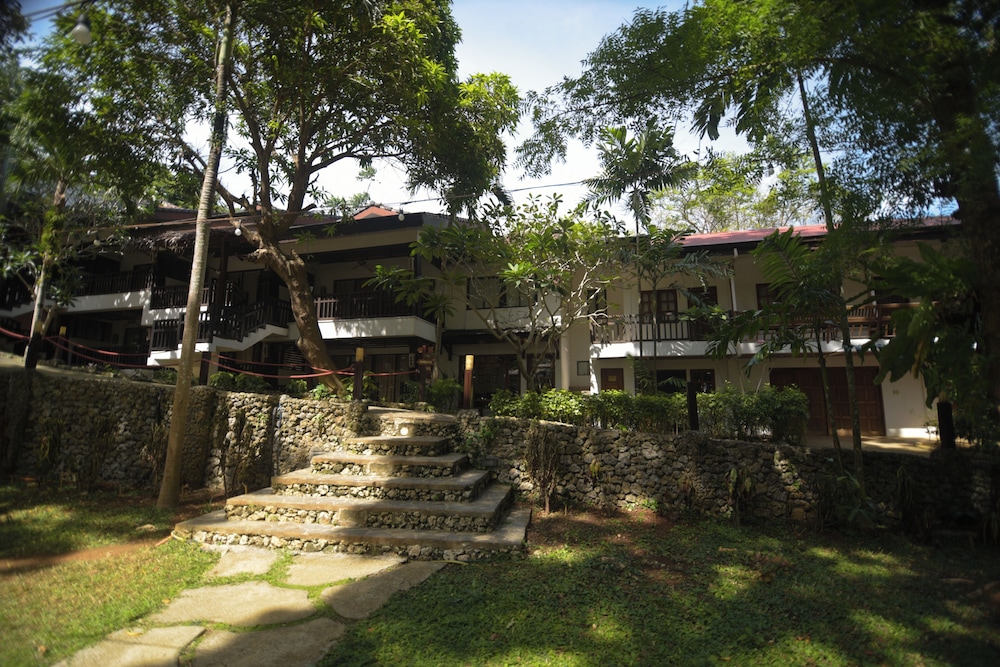 The Strand Boutique Resort 68/75