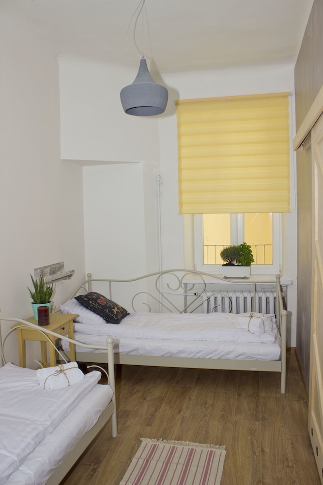 ROOM, TWIN BEDS