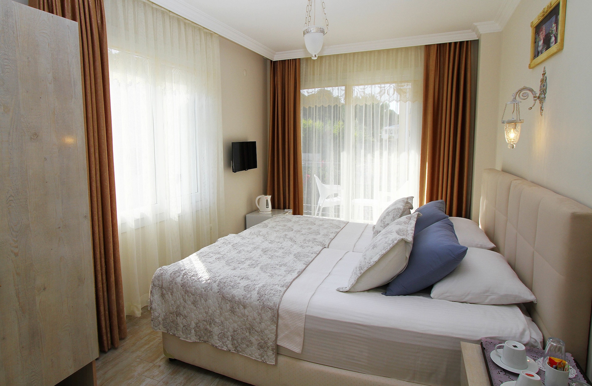 DELUXE, TWIN BEDS
