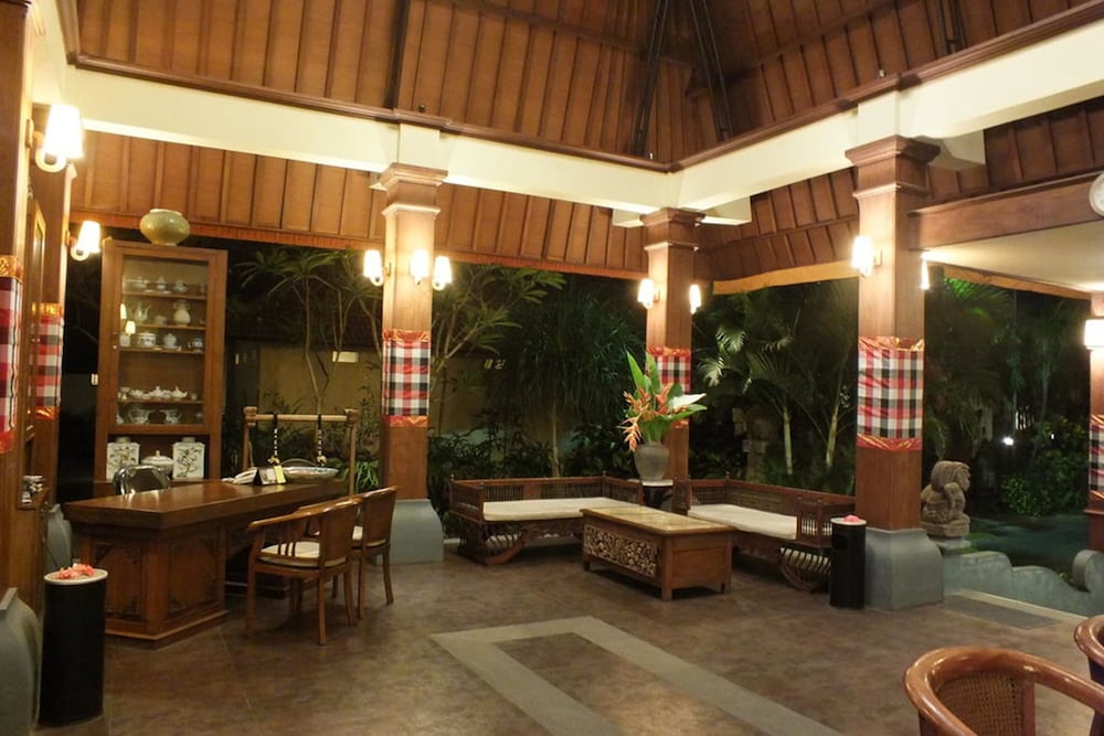 BESAKIH BEACH HOTEL 25/67