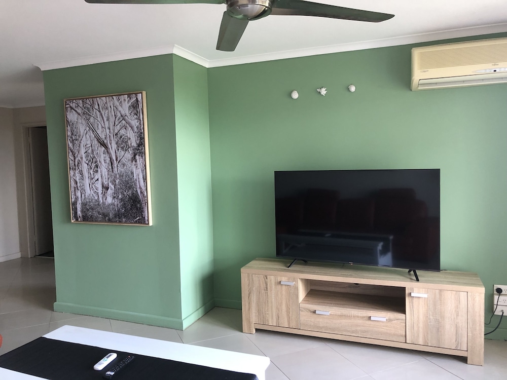 Coral Towers Holiday Suites 12/69