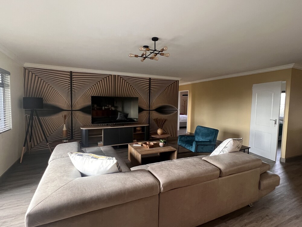 Century City Boutique Apartments 15/50