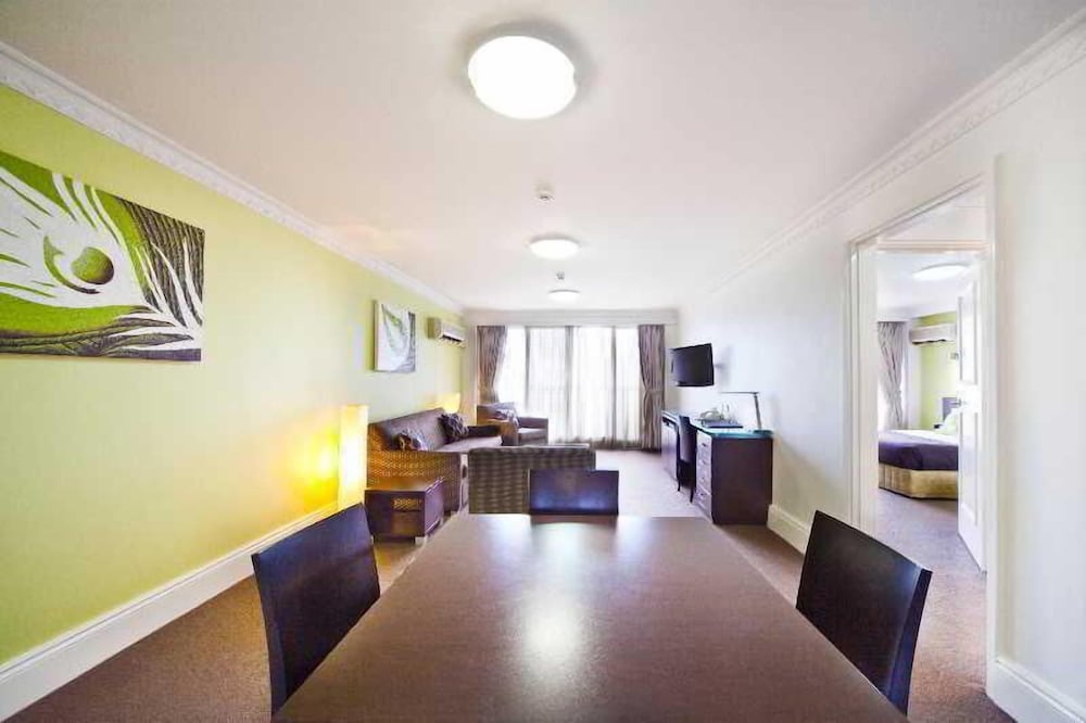 HYDE PARK INN 28/50