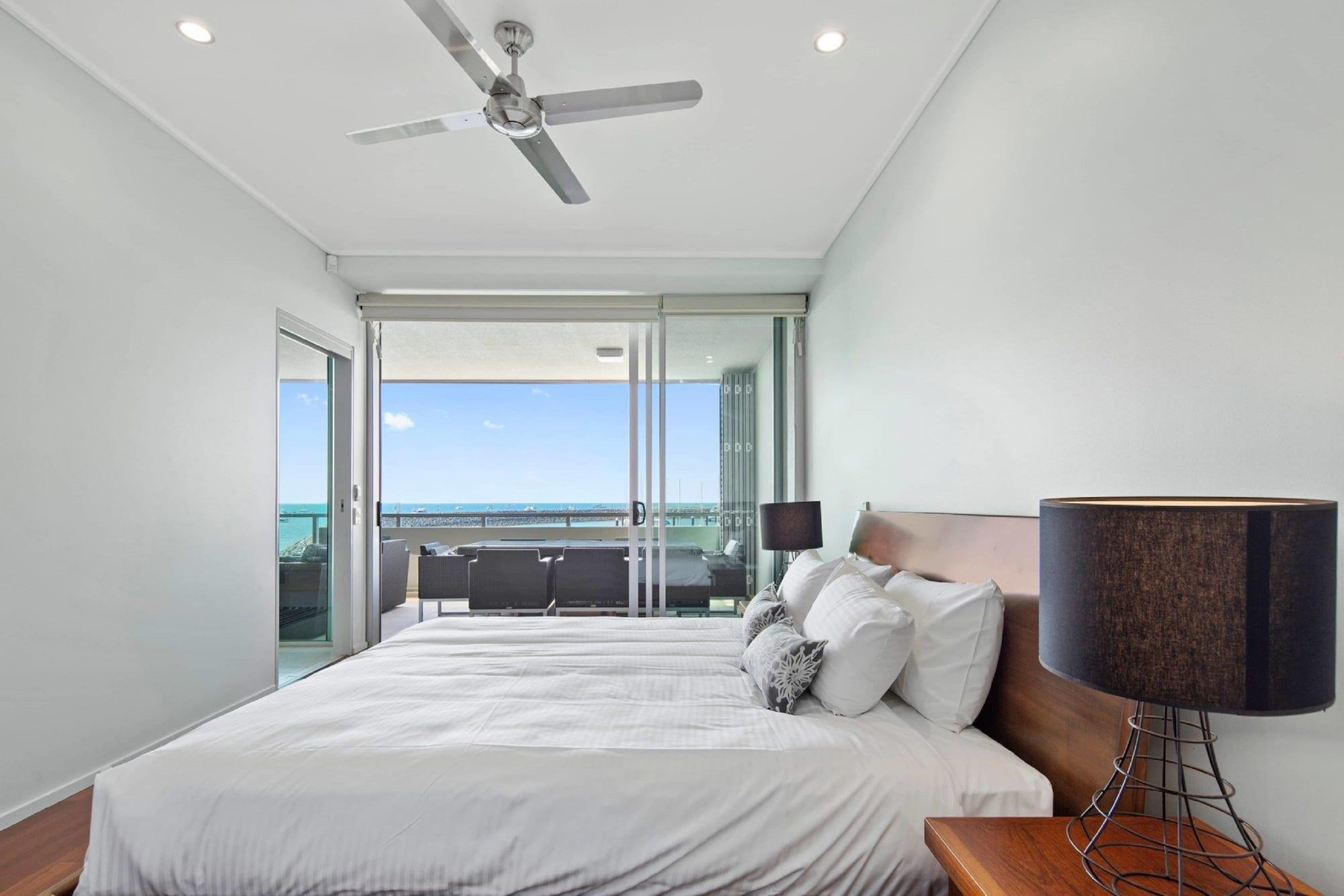 2 Bedrooms, Loft, Penthouse, Water Front, 2 Bathrooms
