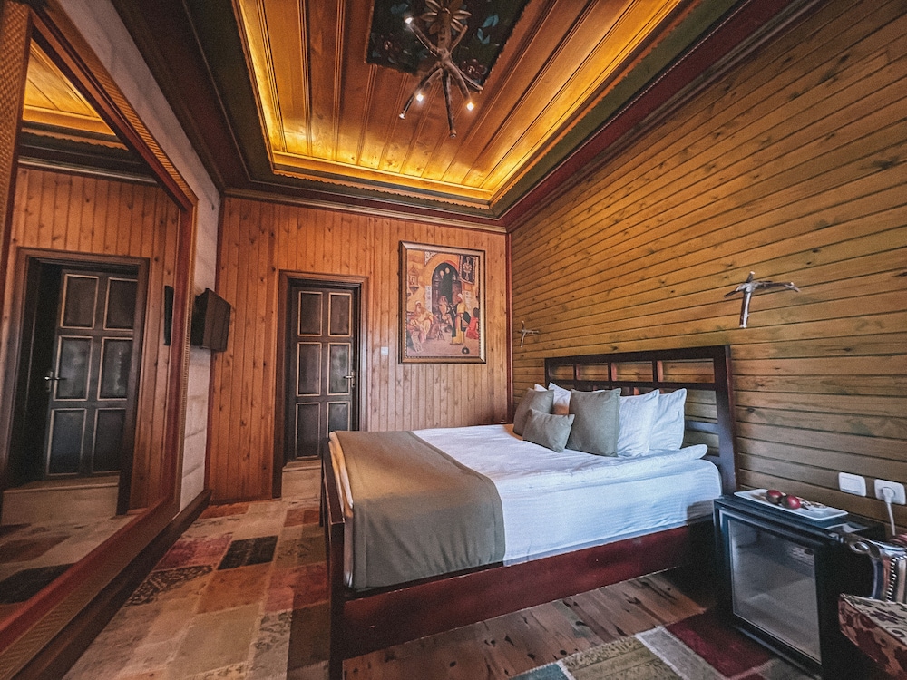 STONE, DOUBLE BED