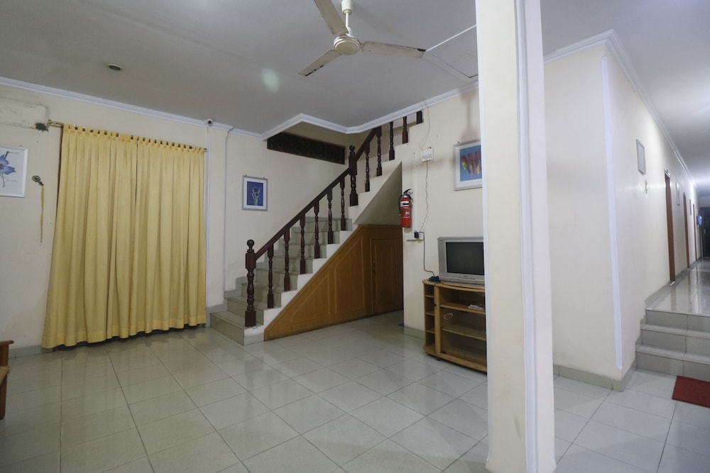 RedDoorz Plus near WTC Batanghari Mall 4/27