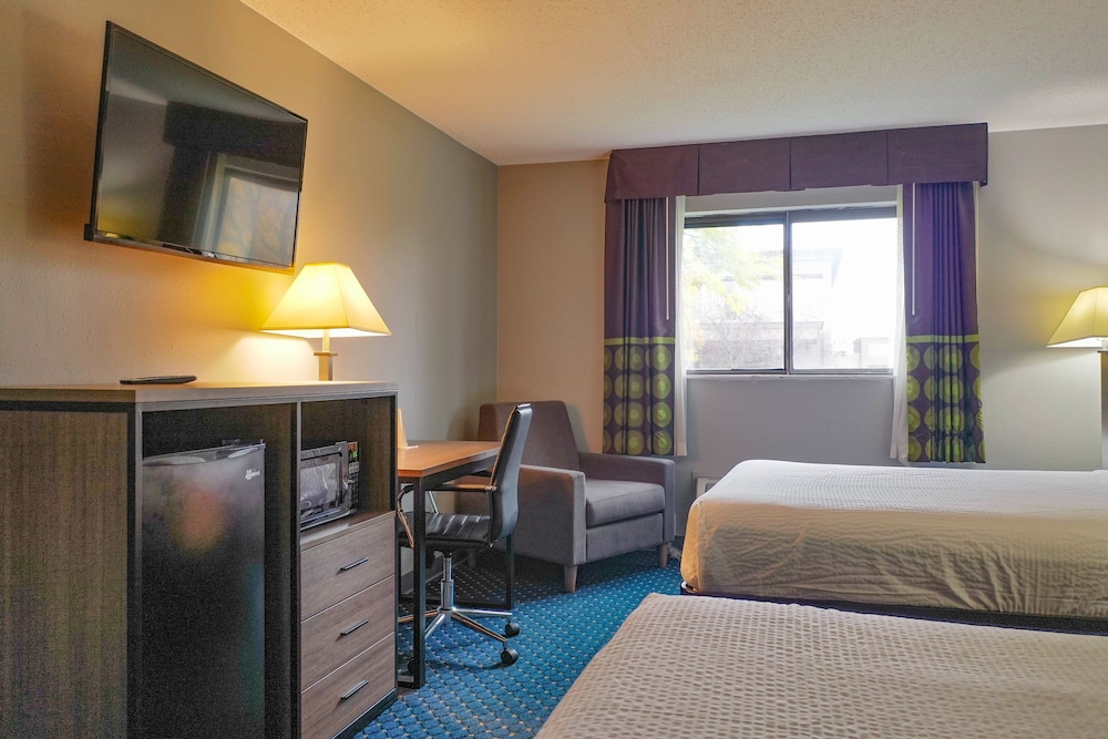 Super 8 By Wyndham Rockford 15/50