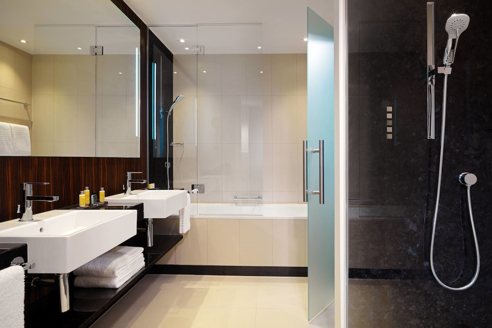 BONN MARRIOTT HOTEL 13/68