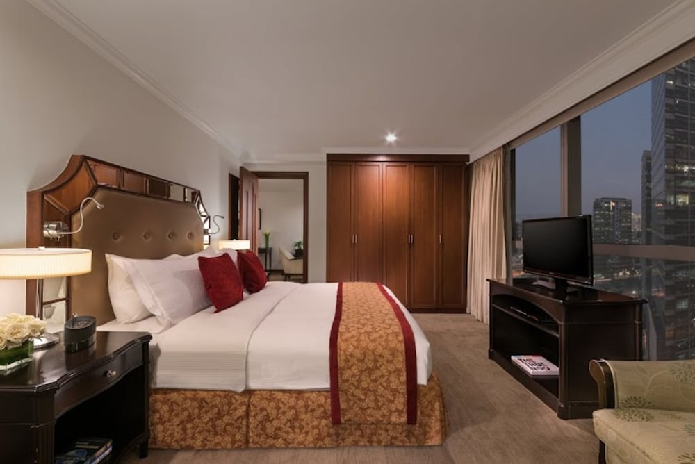 Discovery Suites 12/51