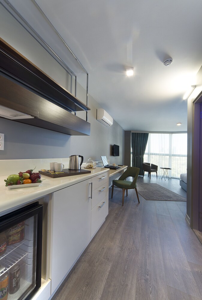 THE CLOCK SUITES 35/44