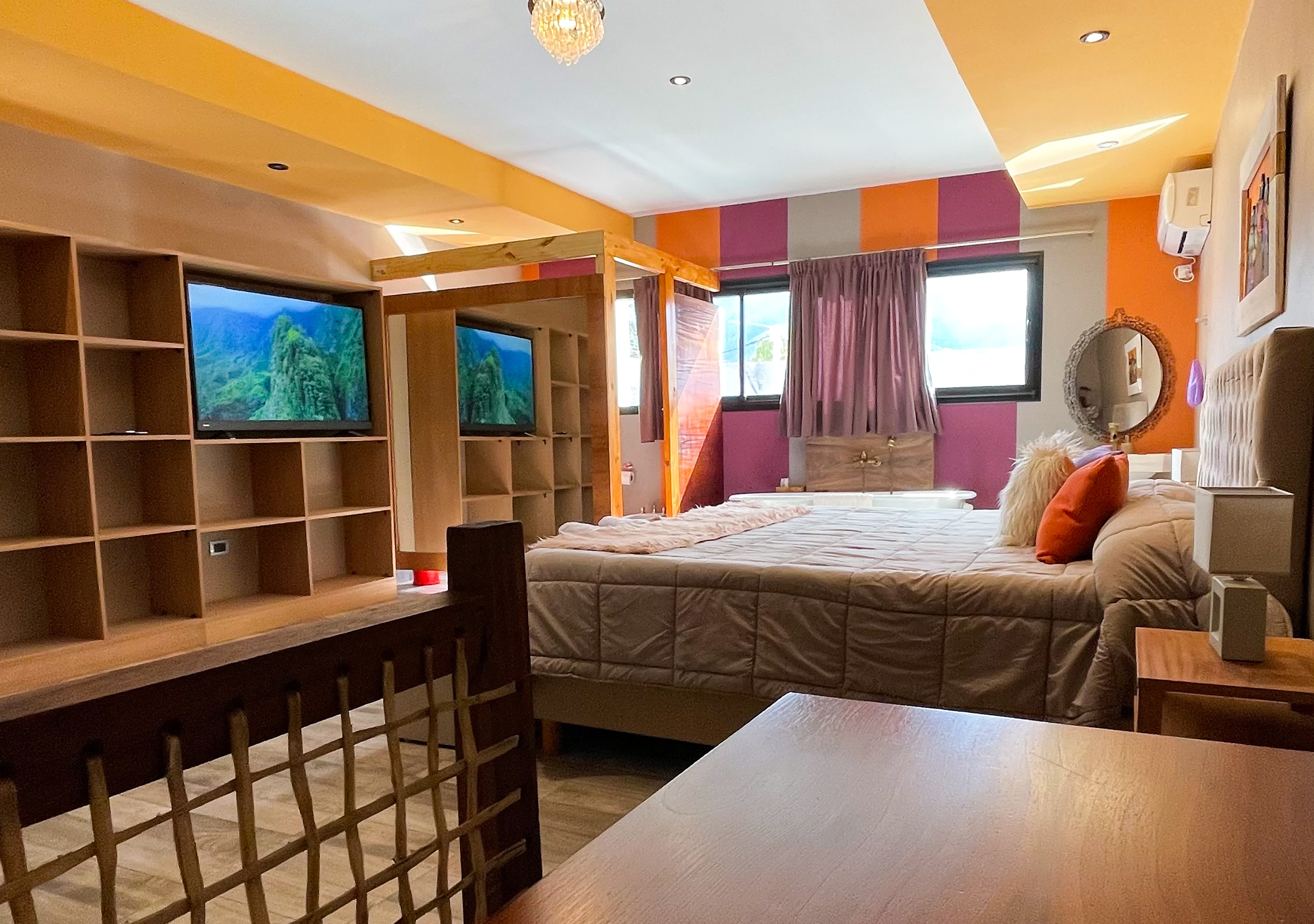 Colonial, Suite