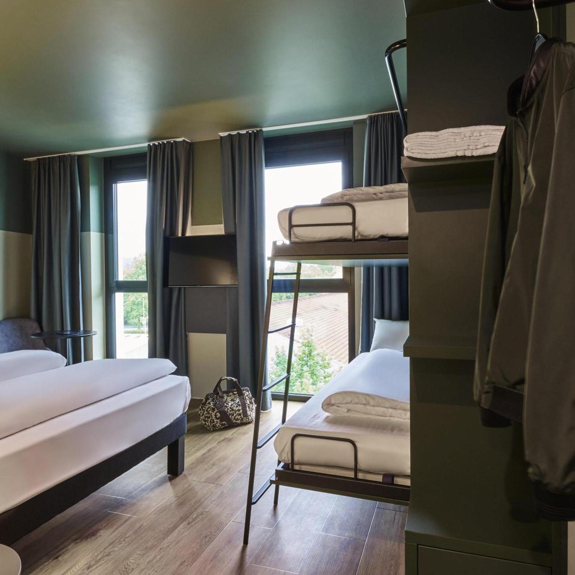 غرفة عائلية بسرير مزدوج وسرير بطابقين، Ibis Styles Singen 3/5