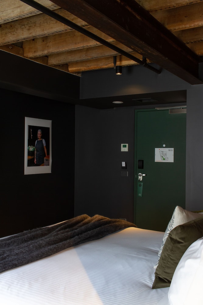 Moss Hotel 4/49