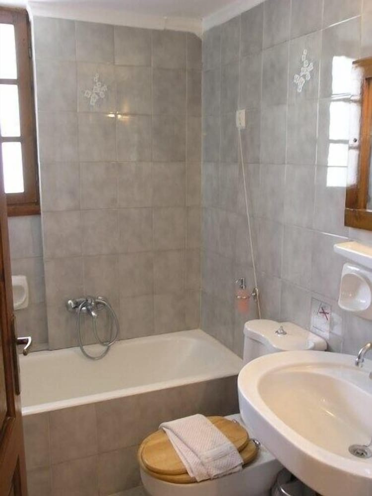 SUNNY SUITES 50/51