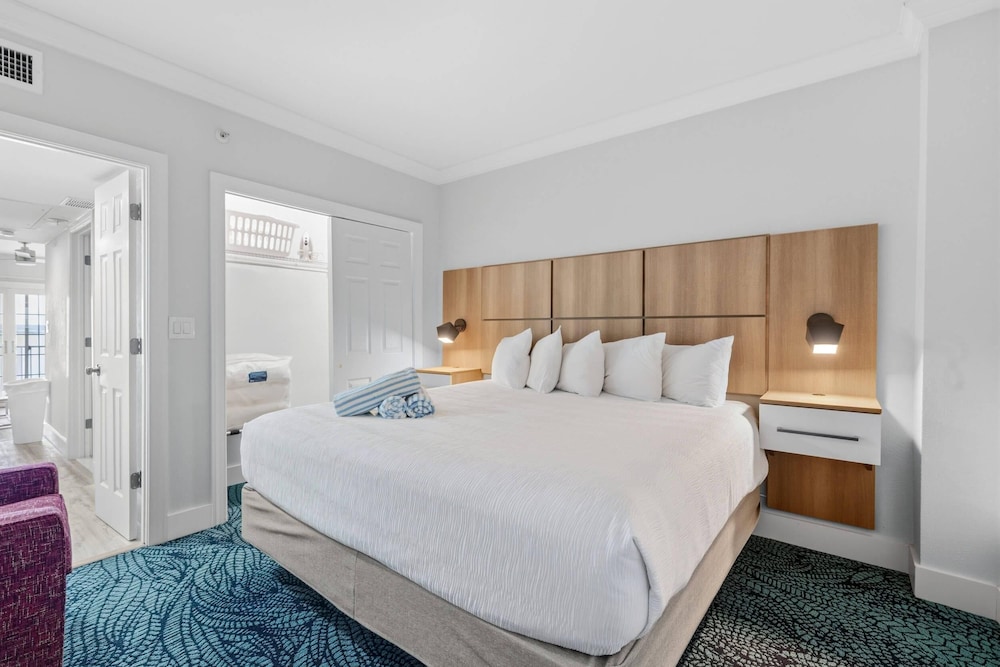 Suite, King Bed, Bay View, Kitchenette