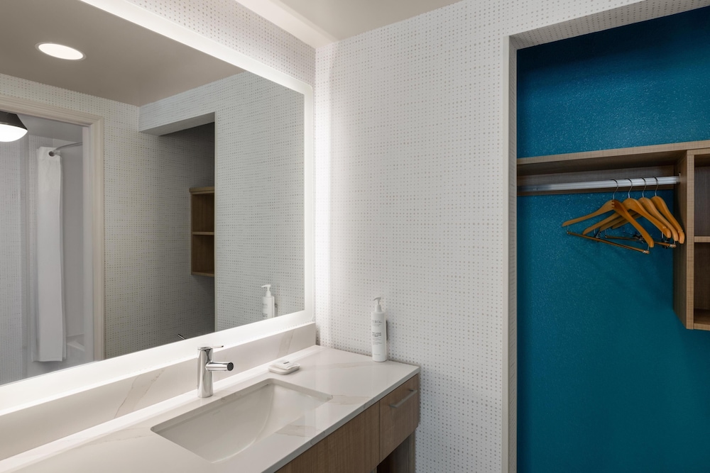 Studio, King Bed, Bathtub