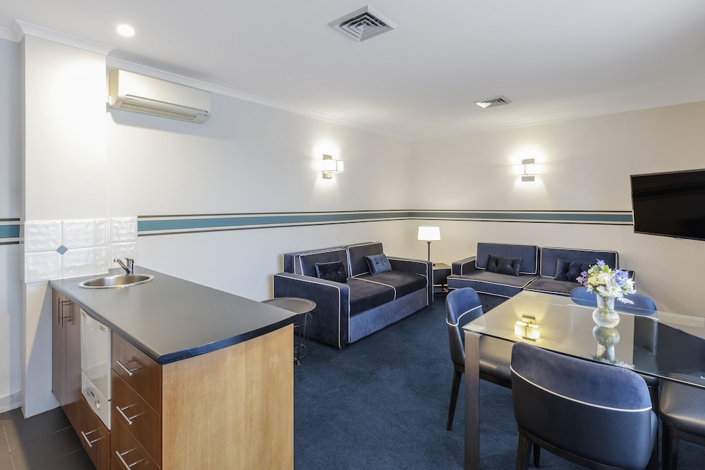 Ramada by Wyndham Diplomat Canberra 40/65