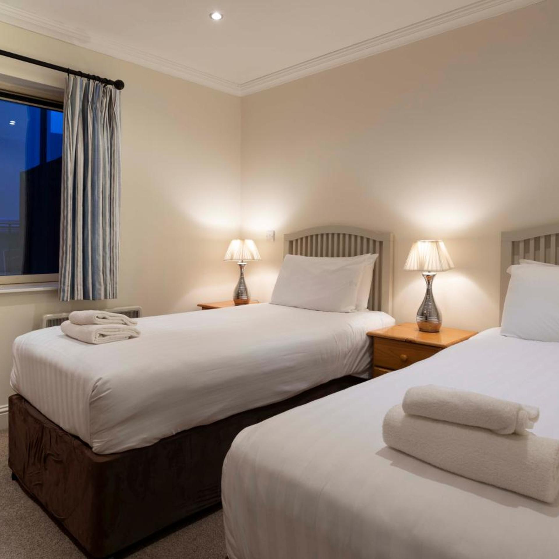 ROOM, 2 BEDS