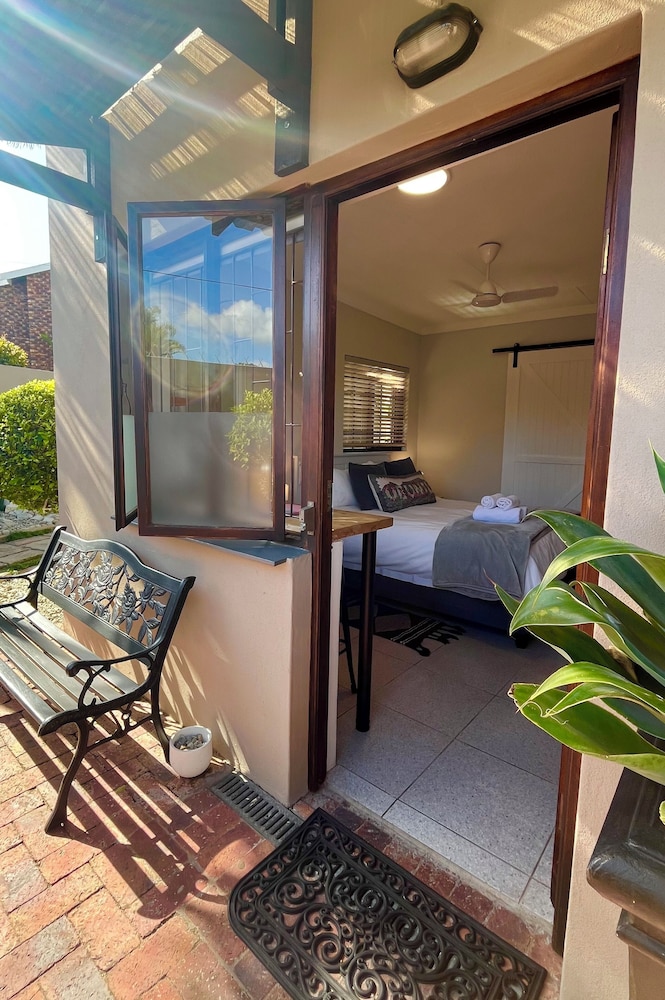 Dolphin Circle Bed and Breakfast 24/50