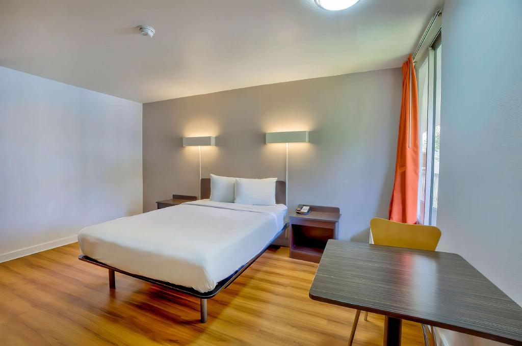 1 Queen Bed - Non-Smoking, Mini Fridge