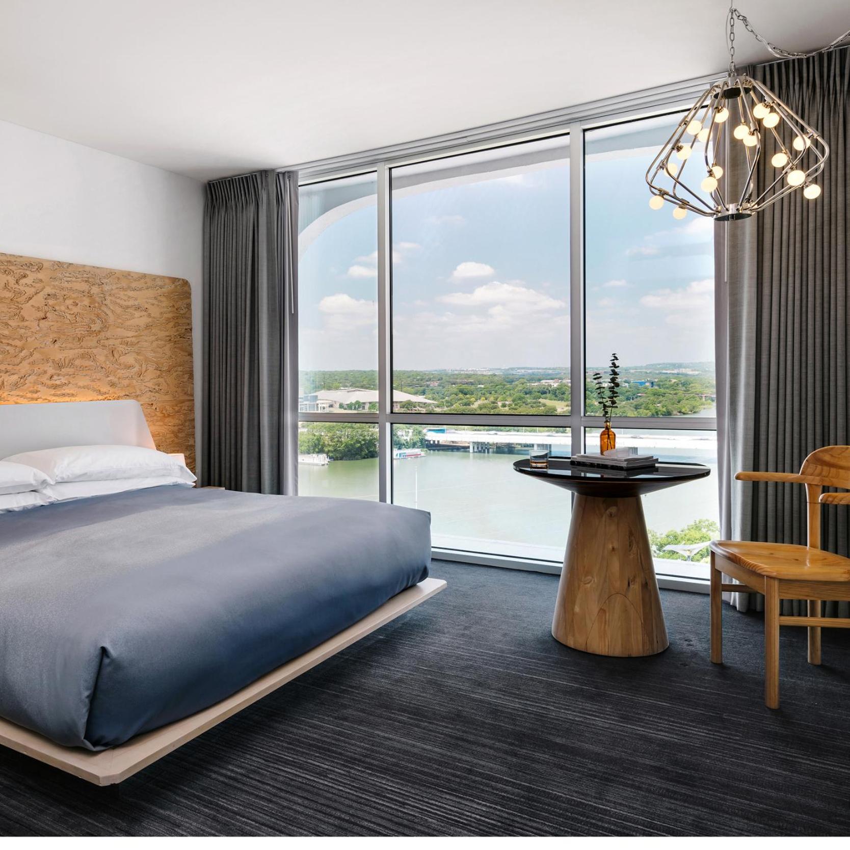 Suite, Queen Bed, Lake Side، The Line Austin 3/5