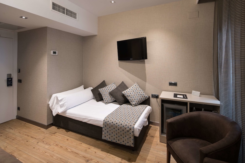 Catalonia Born Hotel 27/62