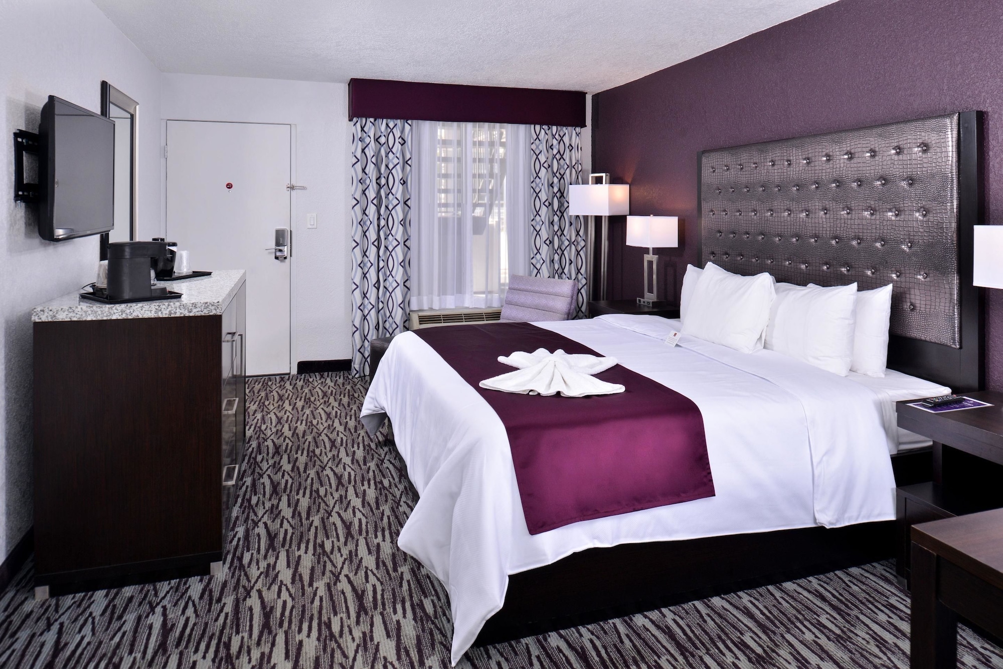 غرفة قياسية بسرير كينج، Clarion Inn & Suites Across From Universal Orlando Resort 3/10
