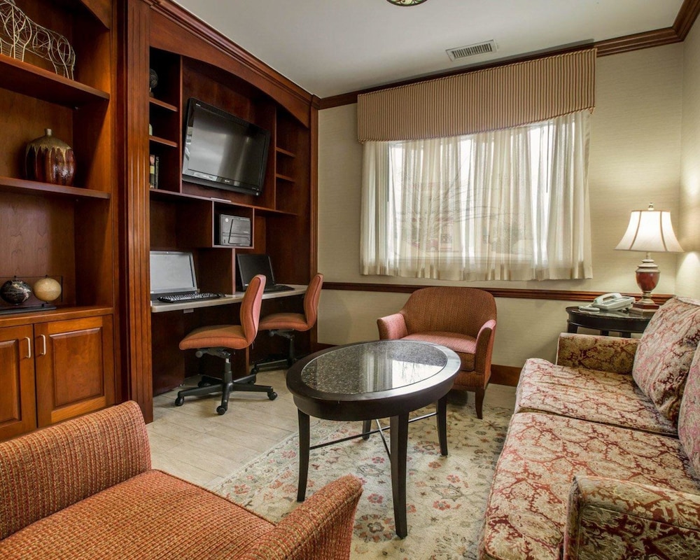 Quality Inn Suites Biltmore East 18/29
